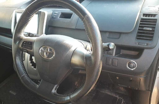 Toyota Voxy 2013
